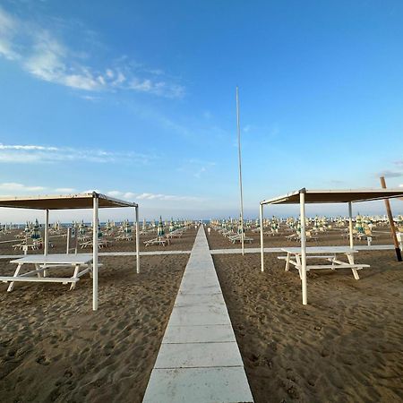Hotel Neyra Beach Rimini Exteriör bild