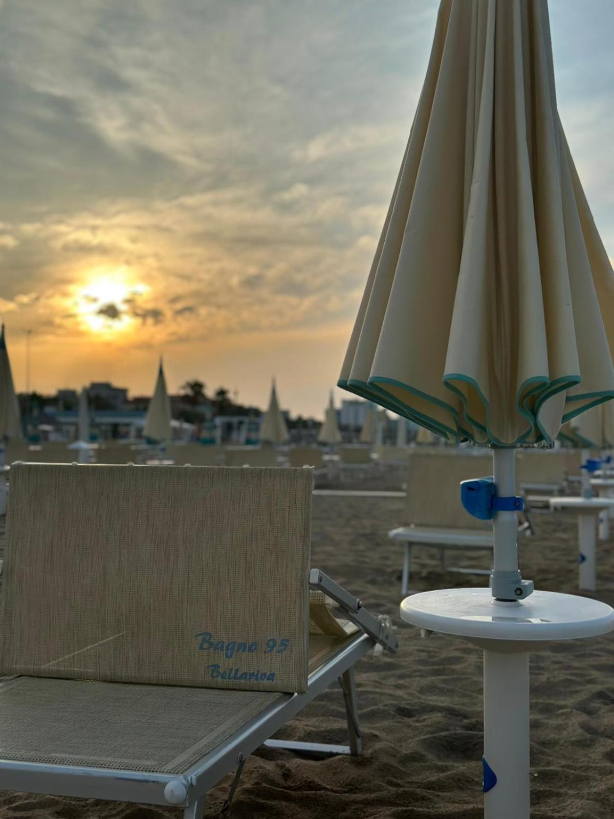 Hotel Neyra Beach Rimini Exteriör bild