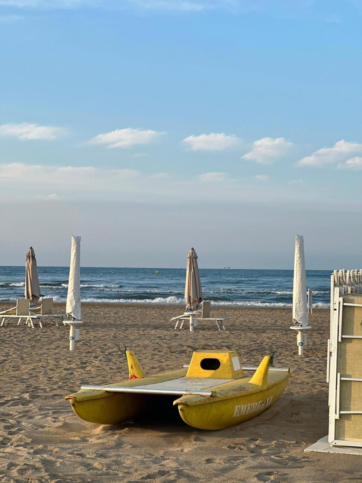 Hotel Neyra Beach Rimini Exteriör bild